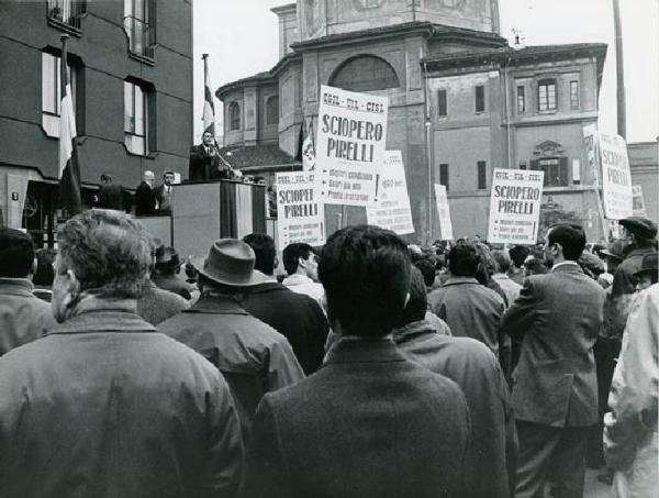 Sciopero generale per l'aumento e la riforma delle pensioni - Comizio - Folla di manifestanti - Cartelli di sciopero sindacali