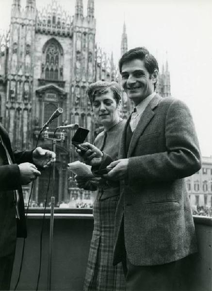 Festa dei lavoratori - Manifestazione del primo maggio - Piazza del Duomo - Palco - Premiazione per la mostra di pittura - Giovane con medaglia