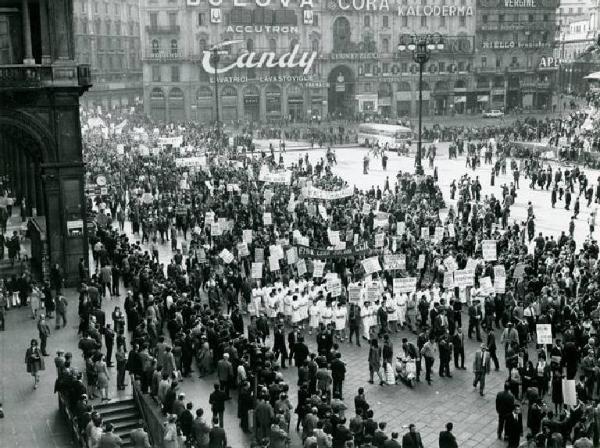 Sciopero generale per il disarmo della polizia dopo i fatti di Battipaglia - Corteo in piazza del Duomo ripreso dall'alto