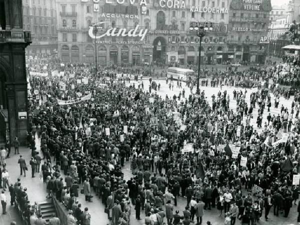 Sciopero generale per il disarmo della polizia dopo i fatti di Battipaglia - Corteo in piazza del Duomo ripreso dall'alto