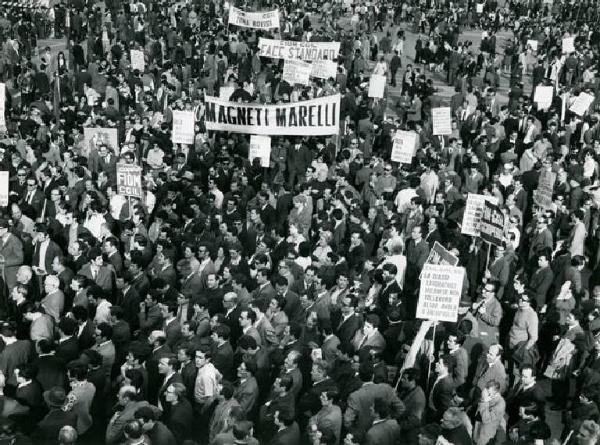 Sciopero generale per il disarmo della polizia dopo i fatti di Battipaglia - Piazza del Duomo - Folla di manifestanti - Striscioni - Cartelli di sciopero