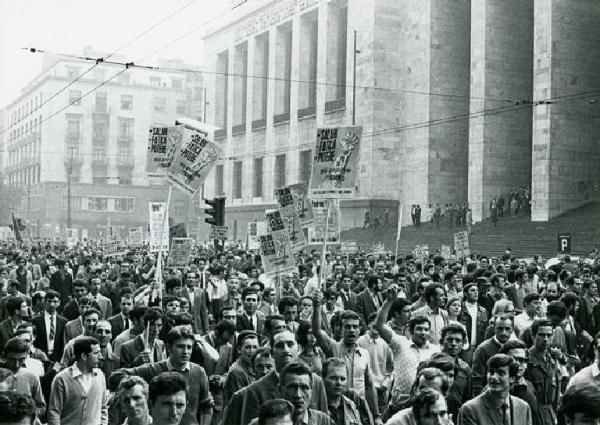 Sciopero dei lavoratori metallurgici per il rinnovo del contratto - Corteo - Cartelli - Folla di manifestanti