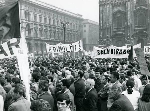 Sciopero dei lavoratori metallurgici per il rinnovo del contratto - Corteo - Cartelli - Folla di manifestanti