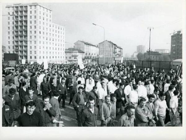 Sciopero generale per le riforme - Corteo - Operai con tuta da lavoro - Cartelli di protesta