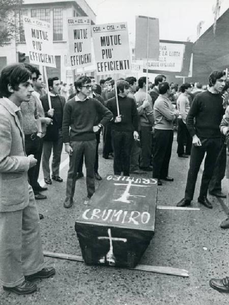 Sciopero generale per le riforme - Corteo - Operai con tuta da lavoro - Striscione - Cartelli di protesta