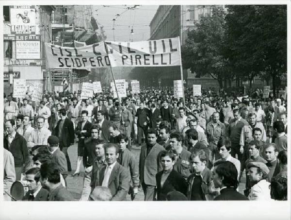 Sciopero generale per le riforme - Corteo - Operai con tuta da lavoro - Striscione - Cartelli di protesta