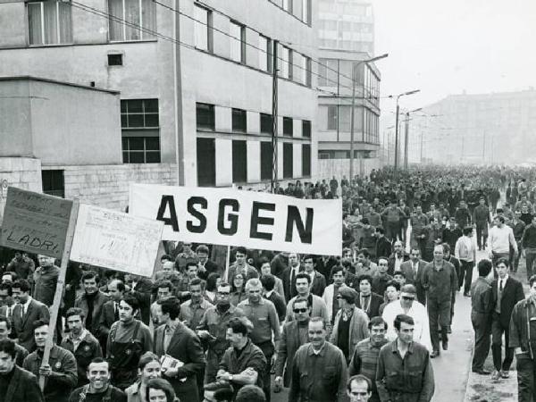 Sciopero dei lavoratori dell'Alfa Romeo, della Asgen e della Siemens - Corteo - Operai con tute da lavoro - Cartelli e striscioni