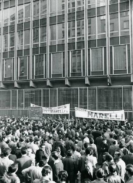 Sciopero dei lavoratori per il contratto - Presidio di cinque giorni davanti all'Assolombarda - Operai con tuta da lavoro - Cartelli di protesta e striscioni