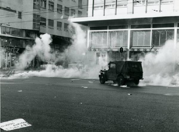 Camionetta delle Forze dell'Ordine, schierate a protezione di un comizio sindacale al Teatro Lirico - Morte dell'agente di polizia Antonio Annarumma