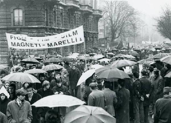 Manifestazione silenziosa di 100.000 metalmeccanici per il contratto di lavoro e contro l'arresto di quattro lavoratori - Corteo sotto la neve