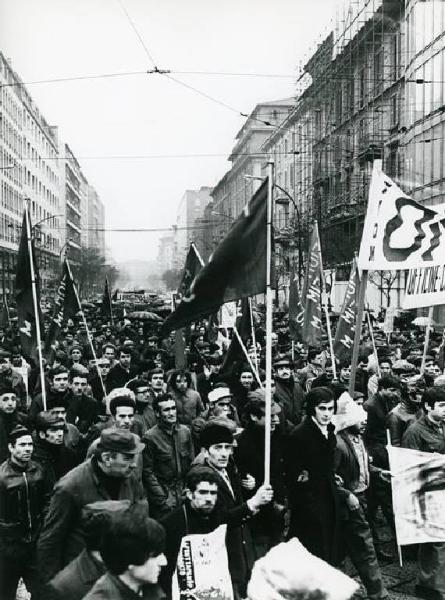 Manifestazione silenziosa di 100.000 metalmeccanici per il contratto di lavoro e contro l'arresto di quattro lavoratori - Bandiere e striscioni