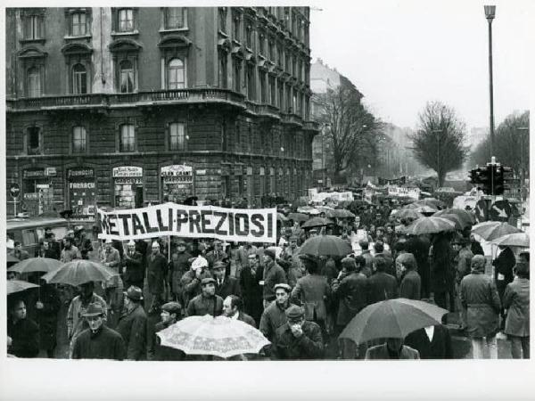 Manifestazione silenziosa di 100.000 metalmeccanici per il contratto di lavoro e contro l'arresto di quattro lavoratori - Corteo sotto la neve