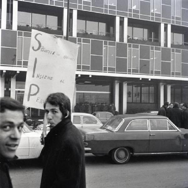 Sciopero dei lavoratori della Sip per l'orario di lavoro - Lavoratore con cartello di protesta davanti alla sede centrale Sip