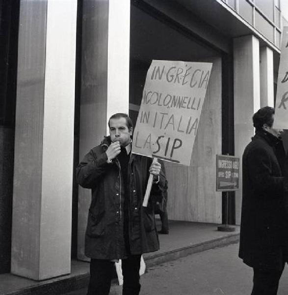 Sciopero dei lavoratori della Sip per l'orario di lavoro - Lavoratore con cartello di protesta davanti alla sede centrale Sip