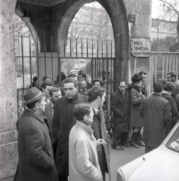 Sciopero dei lavoratori dell'Alfa Romeo di Arese - Ingresso della fabbrica con lavoratori