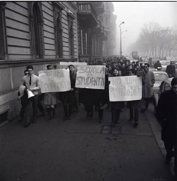 Studenti - Manifestazione degli istituti professionali contro "l'autoritarismo" nelle scuole - Corteo - Cartelli di protesta
