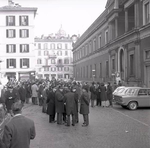 Tensioni davanti all'Università Statale occupata - Folla e polizia davanti all'ingresso