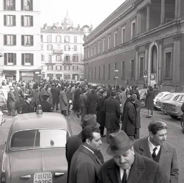 Tensioni davanti all'Università Statale occupata - Folla e polizia davanti all'ingresso