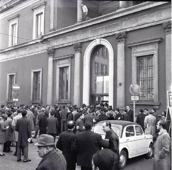 Tensioni davanti all'Università Statale occupata - Folla e polizia davanti all'ingresso