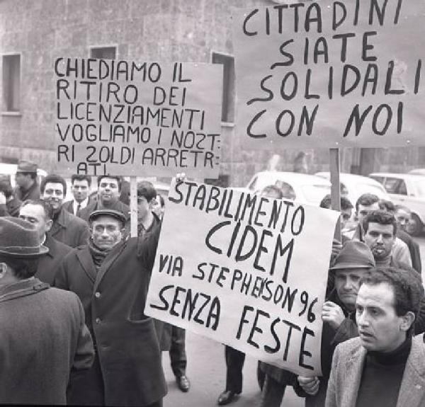 Cidem - Occupazione della fabbrica - Lavoratori con cartelli di rivendicazione