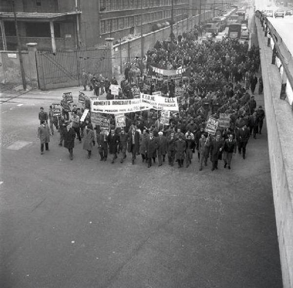 Sciopero dei lavoratori metalmeccanici per le pensioni - Corteo ripreso dall'alto - Striscioni - Cartelli di protesta - Cartelli di sciopero Fiom Cgil e Fim Cisl