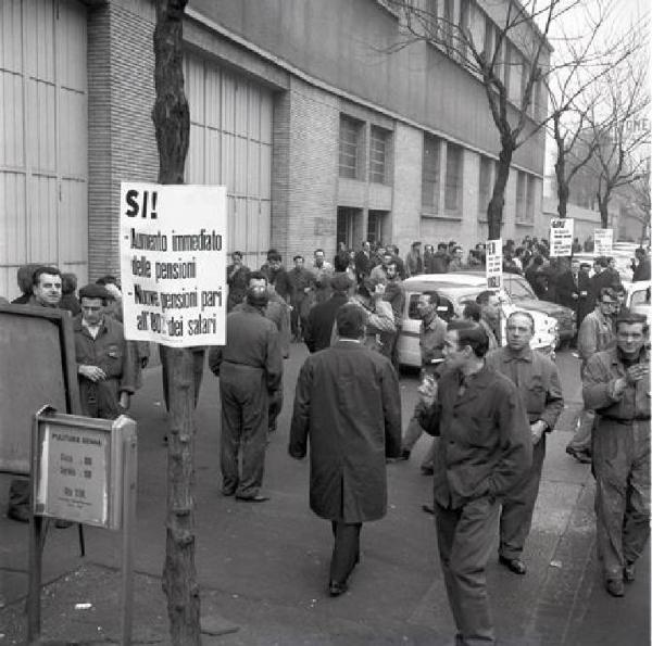 Sciopero dei lavoratori metalmeccanici per le pensioni - Operai in tuta - Cartelli di protesta