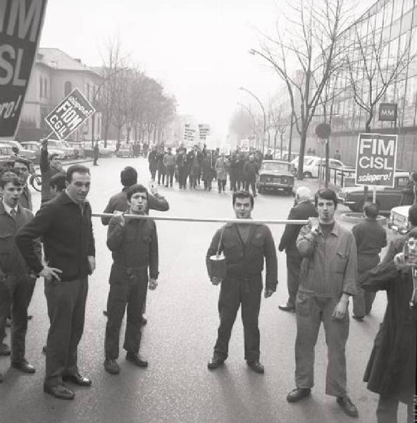 Sciopero dei lavoratori metalmeccanici per le pensioni - Corteo - Striscioni - Cartelli di protesta - Cartelli di sciopero Fiom Cgil e Fim Cisl - Operai in tuta con fischietti - Campanaccio