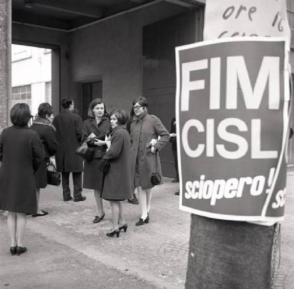 Sciopero dei lavoratori metalmeccanici per le pensioni - Donne al corteo - Cartello di sciopero Fim Cgil