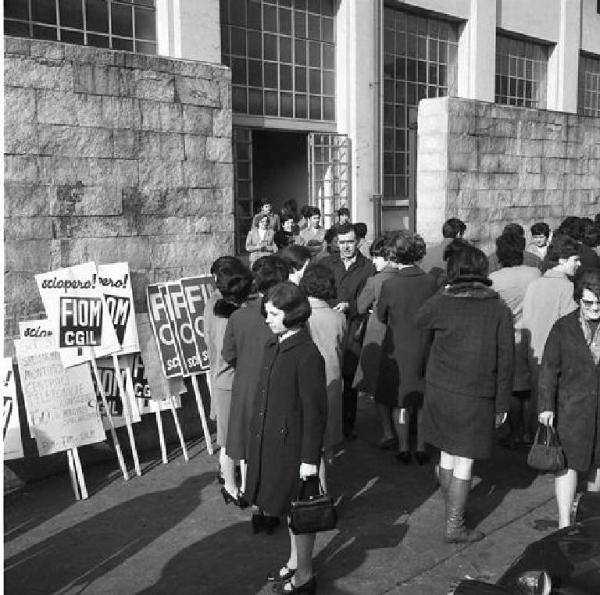 Sciopero dei lavoratori metalmeccanici per le pensioni - Gruppo di lavoratori davanti ad un'azienda - Cartelli di protesta - Cartello di sciopero Fiom Cgil e Fim Cisl