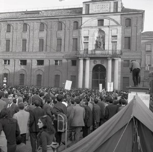 Occupazione della Università Cattolica - Studenti davanti all'Università - Cartelli