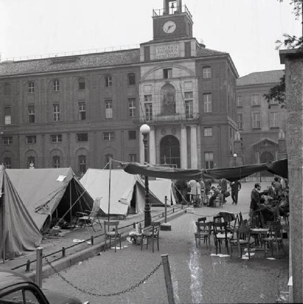 Manifestazione davanti all'Università Cattolica per la riapertura degli atenei dopo le occupazioni - Tende - Cartelli di protesta - Striscione