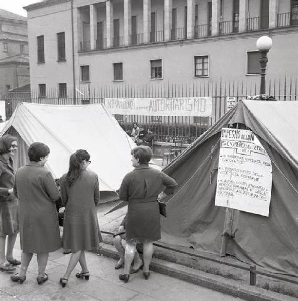 Manifestazione davanti all'Università Cattolica per la riapertura degli atenei dopo le occupazioni - Tende - Cartelli di protesta - Striscione