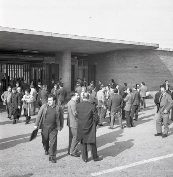 Sciopero dei lavoratori della Innocenti - Lavoratori escono dalla fabbrica - Ingresso della fabbrica