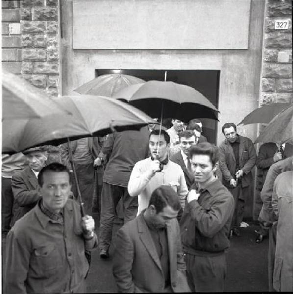 Sciopero dei lavoratori della Ercole Marelli - Ingresso della fabbrica - Presidio sotto la pioggia - Operai con tuta da lavoro