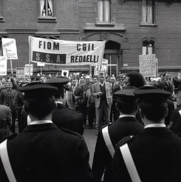 Sciopero dei lavoratori della Redaelli - Striscione - Cartelli di protesta Fiom Cgil, Fim Cisl - Corteo davanti a polizia