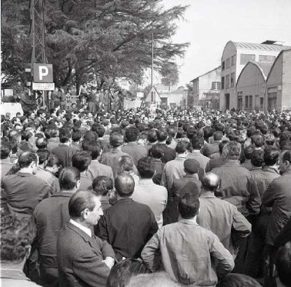 Sciopero dei lavoratori della Ercole Marelli - Assemblea davanti alla fabbrica - Operai con tuta da lavoro