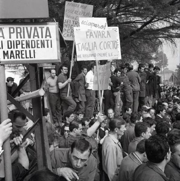 Sciopero dei lavoratori della Ercole Marelli - Assemblea davanti alla fabbrica - Operai - Cartelli di protesta