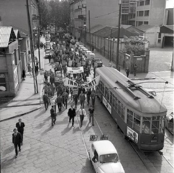 Sciopero dei lavoratori della Innocenti - Corteo ripreso dall'alto - Striscione - Cartelli di sciopero Fiom Cgil, Fim Cisl, Uilm