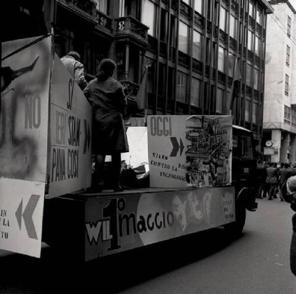 Festa dei lavoratori - Manifestazione del primo maggio - Carro con cartelli