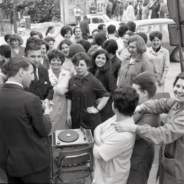 Sciopero dei lavoratori della Fiar contro i licenziamenti - Operaie con grembiule da lavoro - Giradischi