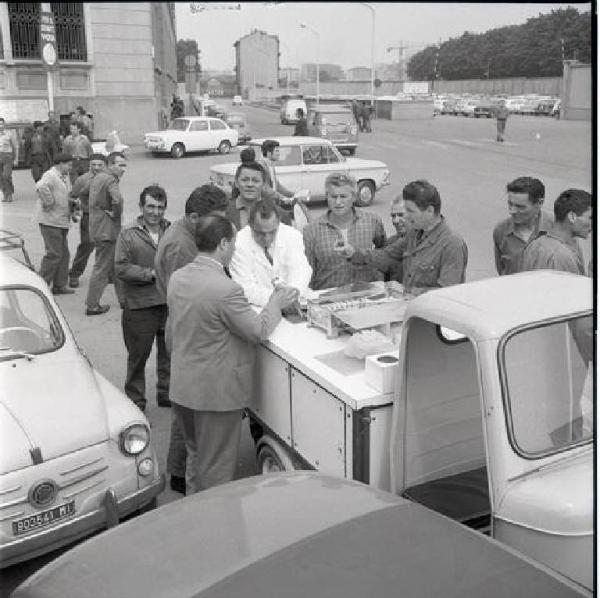 Sciopero dei lavoratori della Falck Unione - Lavoratori davanti allo stabilimento - Operai con tuta da lavoro - Carretto dei gelati