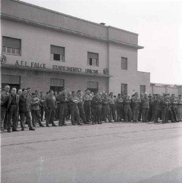 Sciopero dei lavoratori della Falck Unione - Lavoratori davanti allo stabilimento - Operai con tuta da lavoro - Insegna AFL Falck stabilimento Unione