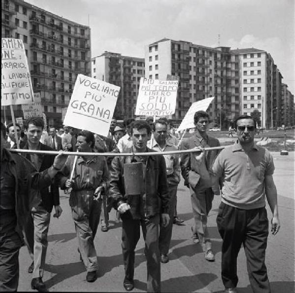 Sciopero dei lavoratori della Ferrotubi per l'orario di lavoro - Corteo - Primo piano di lavoratore - Cartelli di protesta - Campanaccio