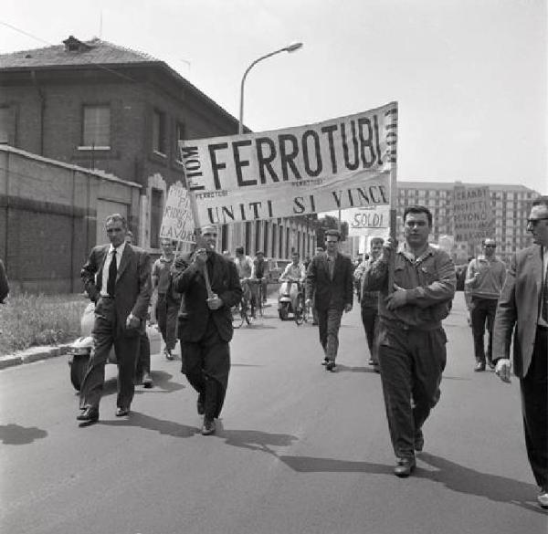 Sciopero dei lavoratori della Ferrotubi per l'orario di lavoro - Corteo - Primo piano di lavoratore - Cartelli di protesta - Striscione