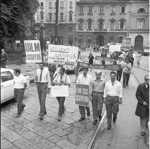 Sciopero dei lavoratori della Allocchio Bacchini - Corteo - Cartelli di protesta - Cartelli di sciopero Fim Cisl e Uilm