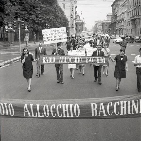 Sciopero dei lavoratori della Allocchio Bacchini - Corteo - Cartelli di protesta - Primo piano degli striscioni