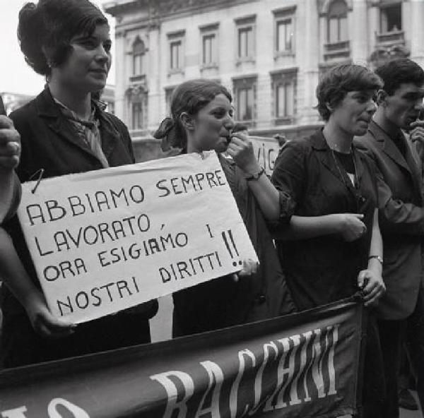 Sciopero dei lavoratori della Allocchio Bacchini - Corteo - Cartelli di protesta - Primo piano femminile