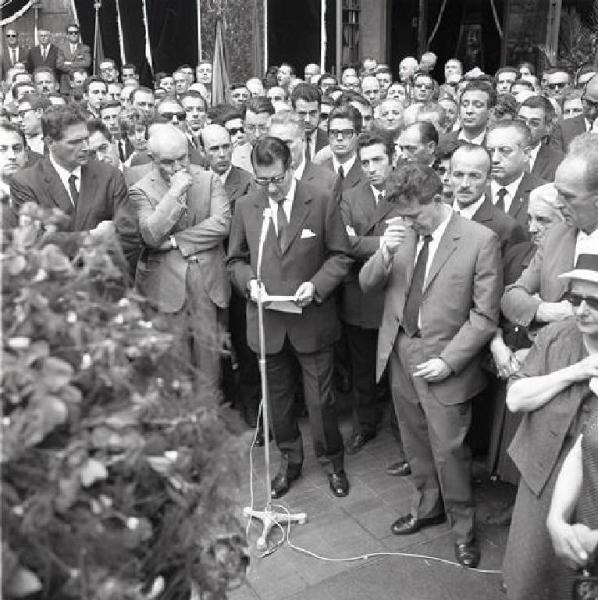 Funerali di Bruno Di Pol davanti alla Camera del Lavoro - Luciano Lama in prima fila