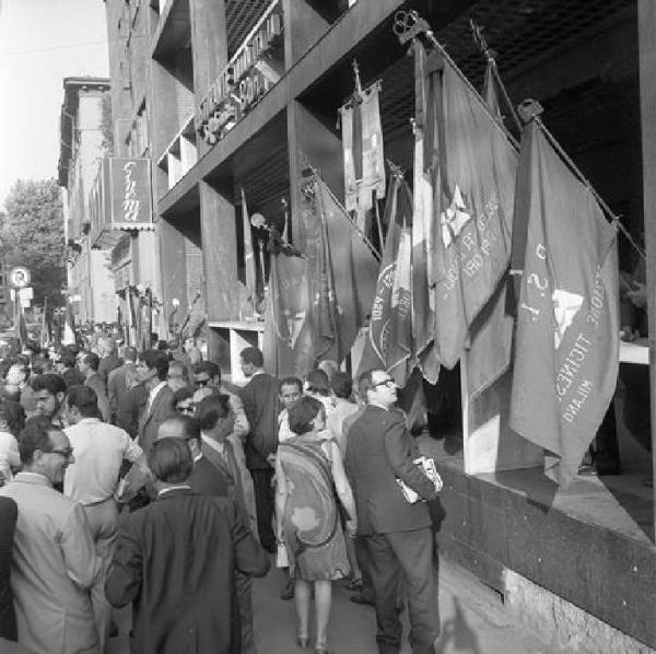 Funerali di Bruno Di Pol - Corteo funebre - Bandiere