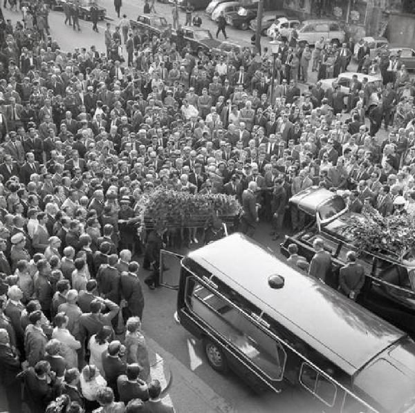 Funerali di Bruno Di Pol davanti alla Camera del Lavoro - Carro funebre - Folla ripresa dall'alto